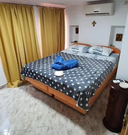 Marco's Nest -main Door 1 Bedroom Duplex Old Town Apartment *